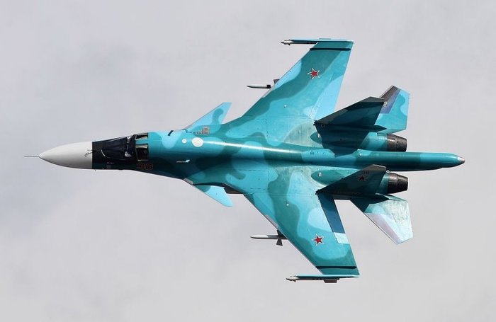 2015 ũ  ù   Su-34  < (cc) Vitaly V. Kuzmin at Wikimedia.org >