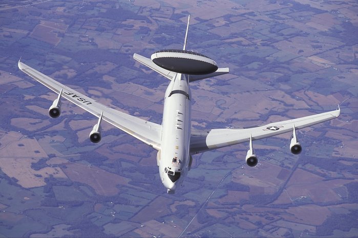 552  Ҽ E-3C ü(AWACS) װ . KC-135R ߱⿡ ϴ  Կ ̴. ü ο ġ  ȸ ̴, Ī 
