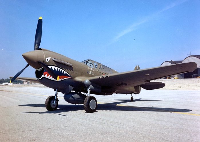 P-40E < ó: Public Domain >