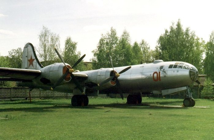 ݱⰡ ߴ ҷ ̱ B-29  Ͽ Tu-4 ݱ⸦ Ͽ. <ó : Hohum at wikimedia.org>