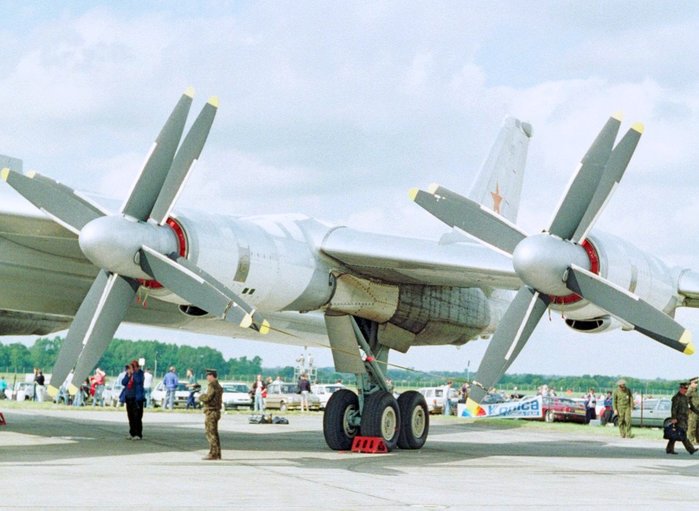   ʴ 緯 λ Tu-95 ݱ <ó : Andrew Thomas at wikimedia.org>