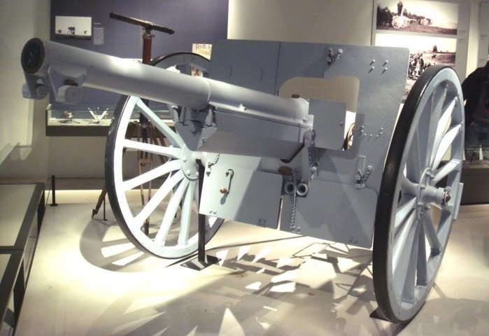    縦 ޴ 75mm M1897.  M101 ߿   ƴ. < ó: Bourges arsenal / WikiCommons >