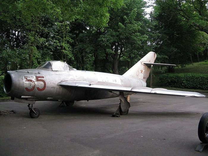 MiG-17 < (cc) Bandanschik at Wikimedia.org >