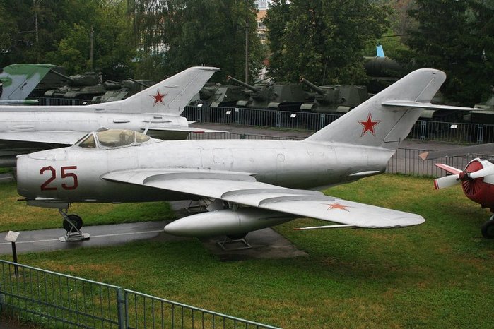 ߿   MiG-17. δ  MiG-15 ̸ ϱ . < (cc) Alan Wilson at Wikimedia.org >
