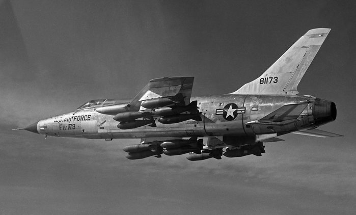  ӹ  Ϸ ź ַ Ͽ  F-105  <ó: US Air Force>