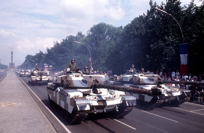 1989년 7월, 서독에서 열린 2차 세계대전 연합군 승전일 기념 퍼레이드에서 주행 중인 영국 육군 소속 치프틴 전차. <출처: US Department of Defense>