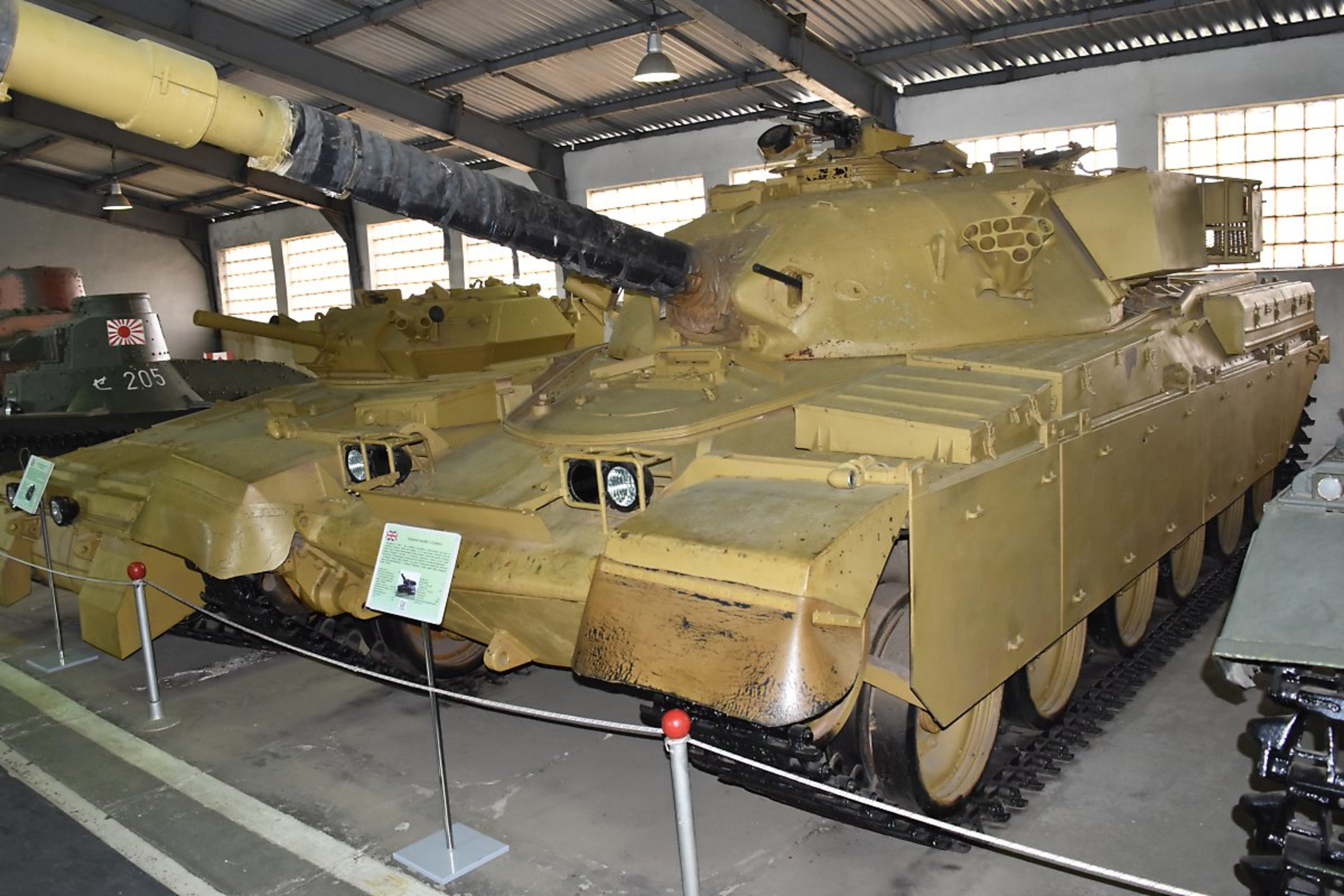 러시아 모스크바 쿠빈카(Kubinka) 애국 박물관에 전시된 치프틴 Mk.5의 모습. 해당 전차는 이란-이라크 전쟁 전 이란에 인도된 전차가 이라크에 온전하게 나포된 후 시험을 위해 소련에 인계된 차량으로 추정된다. <출처: Alan Wilson / Wikimedia>