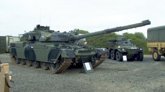 120mm 주포가 장착된 FV4201 치프틴 Mk.10의 모습. 노스 콘월(North Cornwall)의 전차 전시장 야외에 전시 중인 모습이다. <출처: Hugh Llewelyn / Wikimedia>