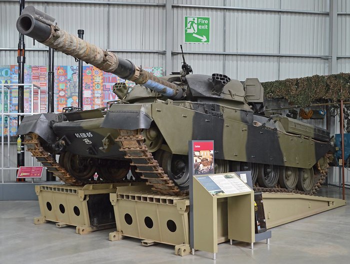 도르셋(Dorset)의 보빙턴 전차 박물관 내부에 전시 중인 FV4201 치프틴 Mk. 11C형의 모습. 강력한 주포와 전면 장갑으로 인해 한때 치프틴은 
