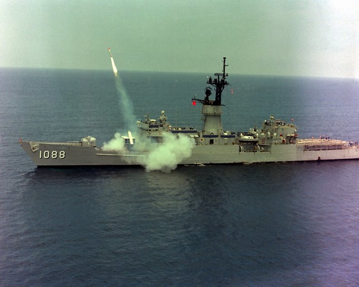 8연장 발사기에서 ASROC 대잠로켓이 발사되고 있다. <출처 : 미 해군>