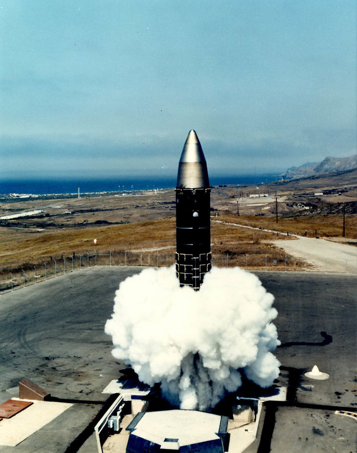 MX라는 이름으로 더 유명한 LGM-118A '피스키퍼' ICBM <출처: 미 공군>