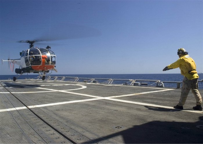 몰타(Malta)군 소속 알루에트 헬기가 미 해군 순양함 로버트 브래들리함(USS Robert G. Bradley, FFG-49)에 착함 중인 모습. <출처: Navy Mass Communications Specialst Seaman Apprentice Whitfield M. Palmer/US DOD>
