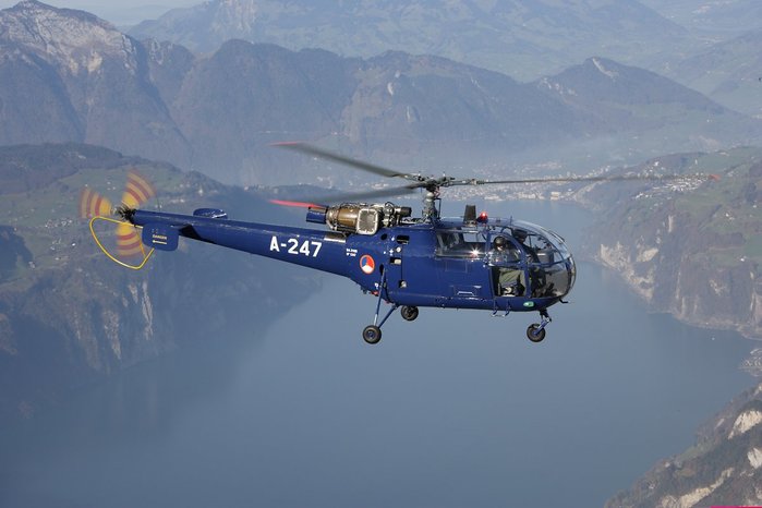 스위스 루체른(Lucerne) 호수 상공을 비행 중인 왕립 네덜란드 공군 알루에트-III. <출처: Ministerie Van Defensie/Public Release>