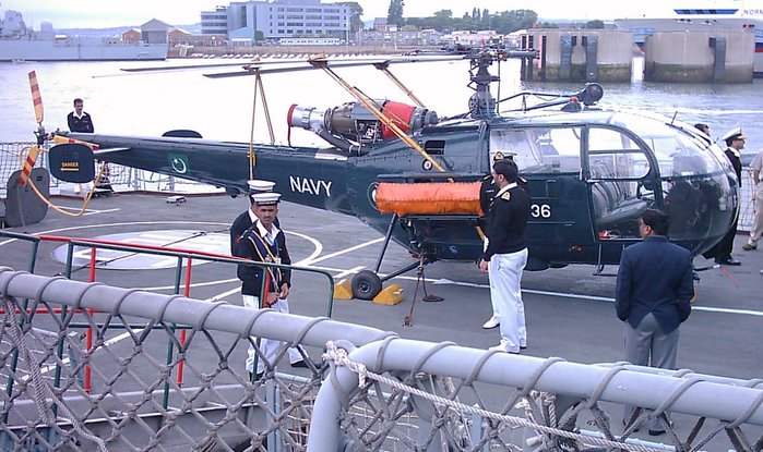 파키스탄 해군항공대 소속 알루에트-III가 티푸 술탄(PNS Tippu Sultan, D185)함 갑판 위에 주기된 모습. 영국 포츠머스에서 열린 2005 국제 해상 축제 때 촬영된 사진이다. <출처: Dyvroeth / Wikimedia Commons>