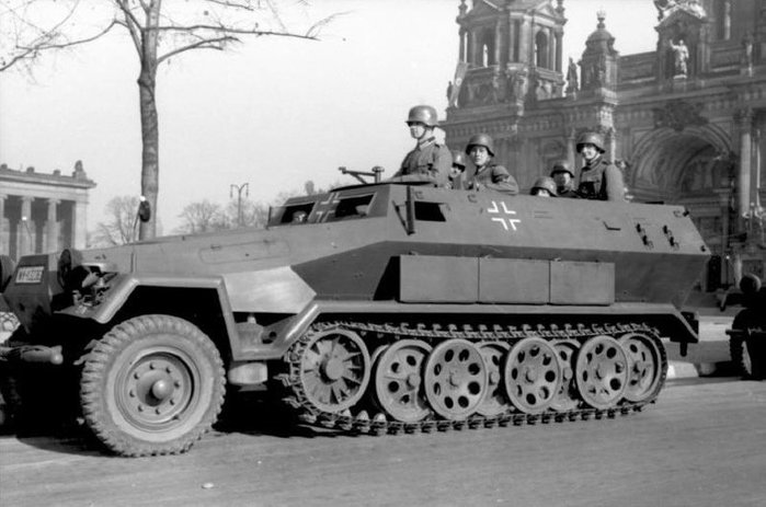 제2차 대전 당시 독일군 기갑부대의 APC 역할을 담당한 Sd.Kfz. 251 < Public Domain >