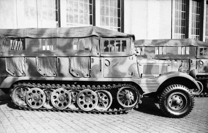 Sd.Kfz. 251의 기반이 되었던 Sd.kfz. 11 트럭. 주로 물자 수송 및 장비 견인용으로 사용되었다. < Public Domain >