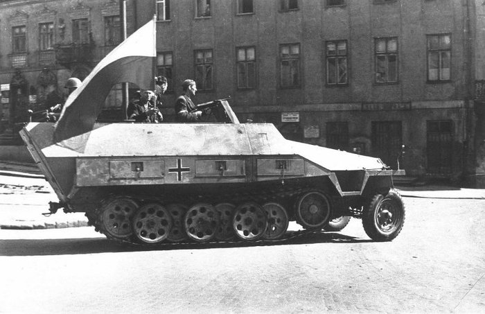 1944년 8월 바르샤바 봉기 당시 폴란드 시민군이 노획해 사용 중인 Sd.Kfz. 251 < (cc) Sylwester Braun at Wikimedia.org >