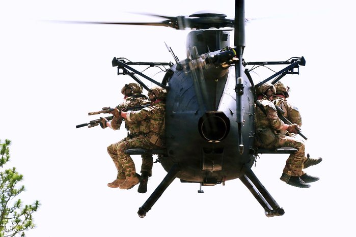 MH-6M은 간이좌석과 FRIES 마운트를 장착하여 신속한 침투와 퇴출에 최적화되어 있다. <출처: USASOC>
