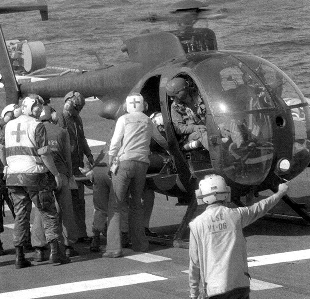 1983년 그레나다 침공당시 항모 위로 환자를 긴급후송해온 MH-6 헬기 <출처: USASOC>