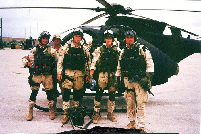 영화 '블랙호크 다운'의 실제 전투였던 모가디슈 전투에 참가한 델타포스 대원들과 MH-6 헬기 <출처: Public Domain>