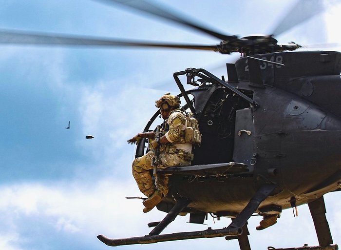 MH-6M 헬기에서 섬광탄을 던지는 레인저 대원. 리틀버드는 2035년까지 일선을 지킬 예정이다. <출처: 미 육군>