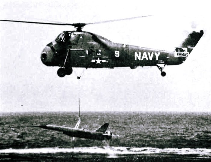 바다에 떨어진 BQM-34E를 회수하는 미 해군 헬리콥터 <출처 : aviadejavu.ru>