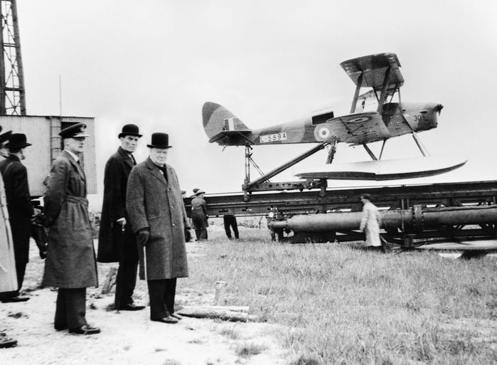 1941년 퀸비 표적용 무인항공기를 참관하고 있는 영국 처칠 수상 <출처 : inspire.africa>