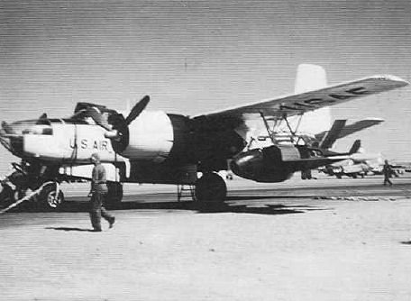 1956년 촬영된 DB-26C 인베이더 폭격기 주익에 매달린 Q-2A 표적기 <출처 : Public Domain>