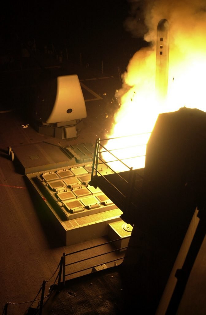 2001년 아프가니스탄 대테러 전쟁에서 토마호크 블록III를 발사하는 DDG-53 이지스구축함 <출처: 미 해군>