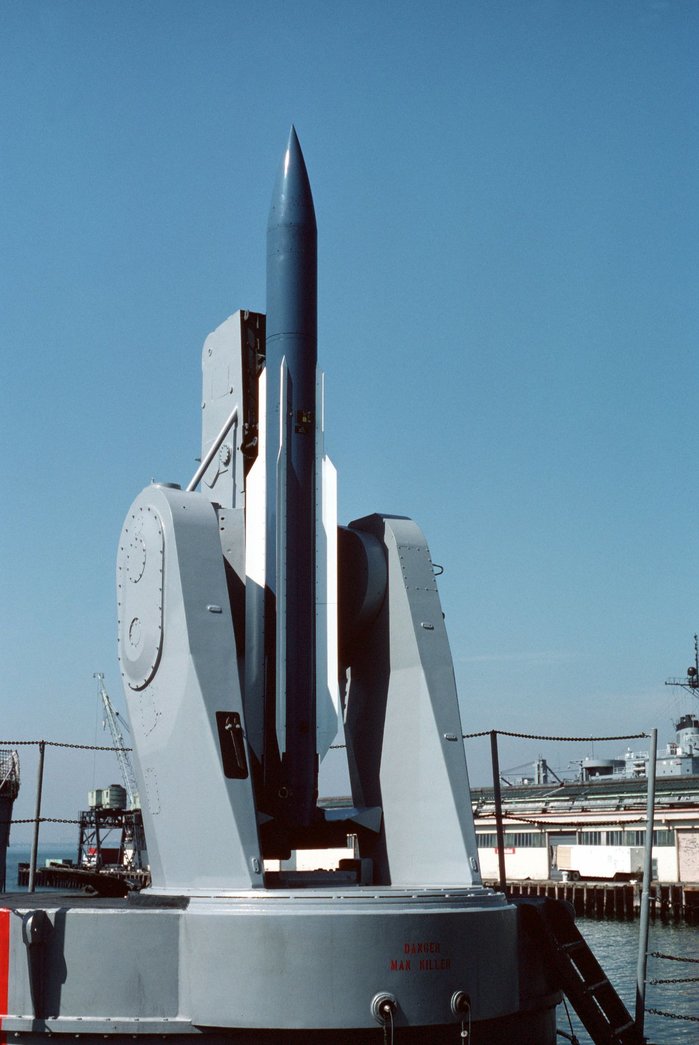 RIM-24 타타 함대공 미사일을 발사하는 Mk.13 단장 발사기는 Mk.11 발사기보다 재장전 속도가 향상되었다. <출처 : 미 해군>
