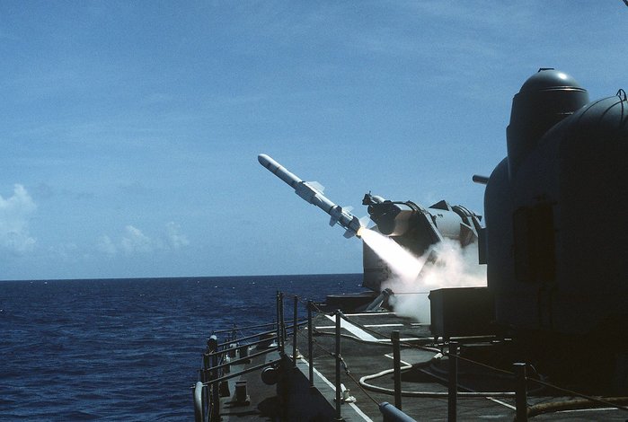 Mk.11 2연장 미사일 발사기에서 발사되는 RGM-84A 하푼 함대함 미사일 <출처 : 미 해군>