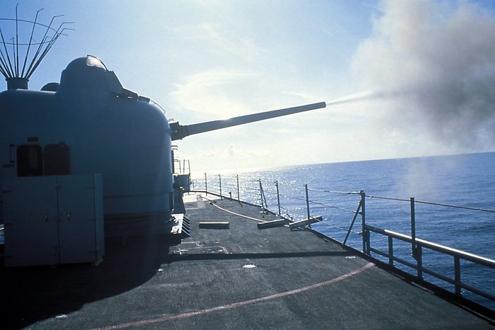 Mk.42 54구경 5인치 함포의 사격 장면 <출처 : 미 해군>
