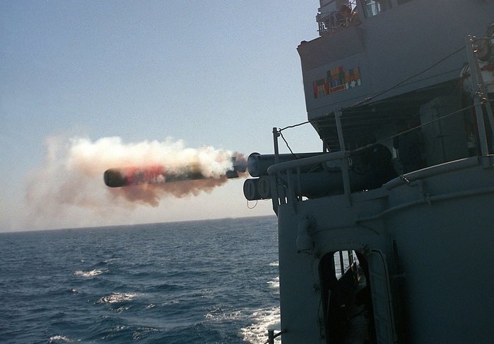 3연장 어뢰발사관에서 발사되는 324 mm 경어뢰 <출처 : 미 해군>