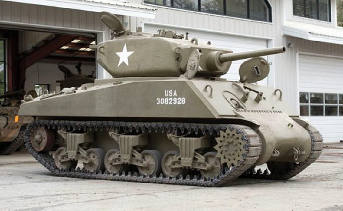 M4A3E2 점보는 방어력이 취약하다는 셔먼의 이미지를 불식시켰으나 소량만 제작되었다. < 출처 : (cc) Auctions America >