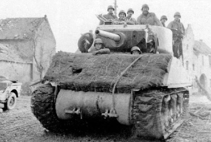 1944년 11월 27일, 보병들을 태우고 프랑스 알토르프 마을을 횡단하는 제743 전차대대 소속 M4A3E2 < 출처 : (cc) tanks-encyclopedia.com >