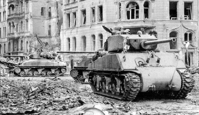 1945년 3월 6일, 쾰른 도심을 점령하는데 앞장선 제3기갑사단 소속 M4A3E2 < 출처 : (cc) tanks-encyclopedia.com >