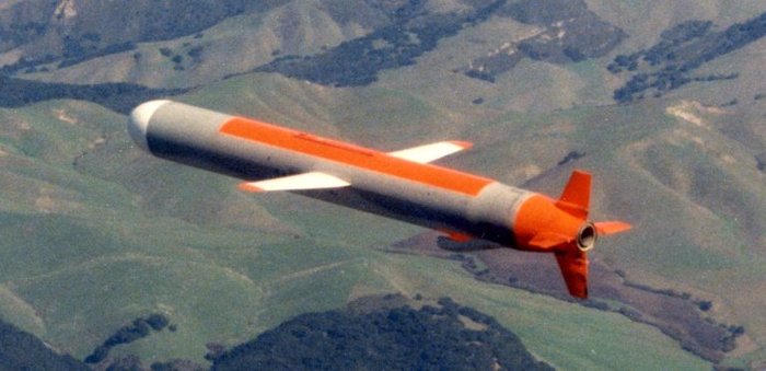 토마호크 미사일은 비행 중에는 날개를 펴고 공기흡입구를 개방하여 터보팬 엔진을 가동한다. <출처: 미 해군>