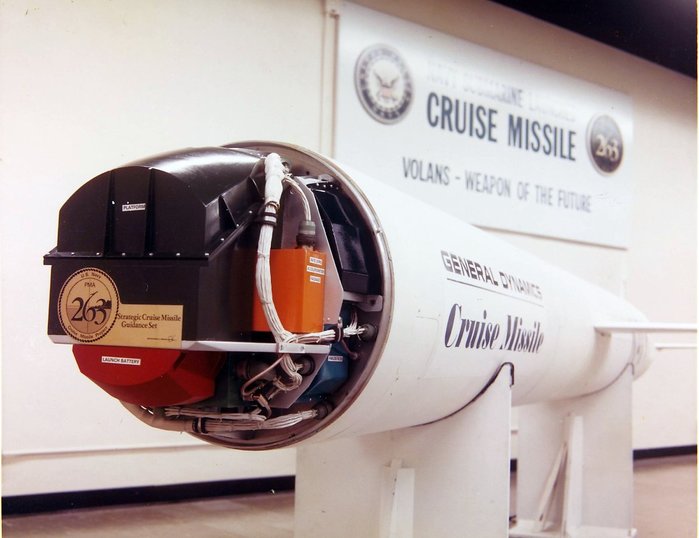 토마호크의 TAINS 항법장비 패키지 <출처: San Diego Air & Space Museum Archive>