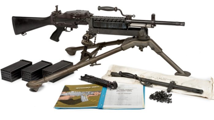 스토너 63은 한 자루의 총기로 소총과 기관총 등 다양한 소화기를 모두 구현가능한 무기였다. <출처: Public Domain>