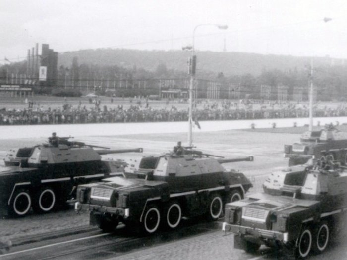 1985년 5월, 프라하에서 군사 퍼레이드에 참가한 다나 자주포 <출처 (cc) Kenyh Cevarom at wikimedia.org>