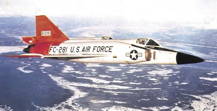 임무 수행 중인 F-102A 편대. 기대에 미치지 못하는 성능 때문에 배치와 동시에 곧바로 개량을 실시해야 했다. < 출처 : Public Domain >