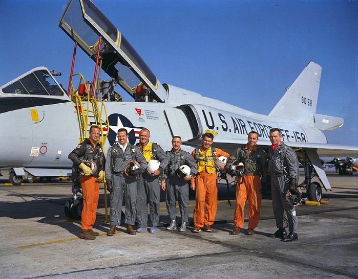 단발기지만 고속으로 고고도로 치고 올라갈 수 있는 능력이 좋아 우주비행사 양성용으로 사용되기도 했다. 훗날 상원 의원이 되는 존 글렌(좌 3)을 비롯해 미국 최초의 우주비행사 후보로 선발된 요원들과 F-106 < 출처 : Public Domain >