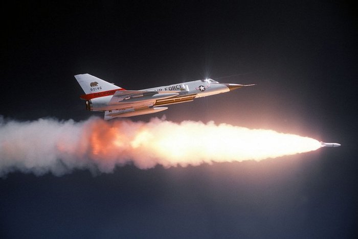 AIR-2 핵로켓 발사 훈련 중인 캘리포니아 주방위군 소속 F-106 < 출처 : Public Domain >