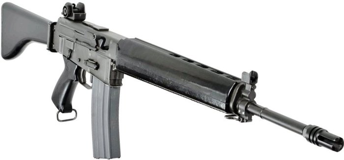 AR-18 소총은 프레스 가공과 용접으로 만들어 졌으나 매우 견고한 총기로 평가된다. <출처: Public Domain>