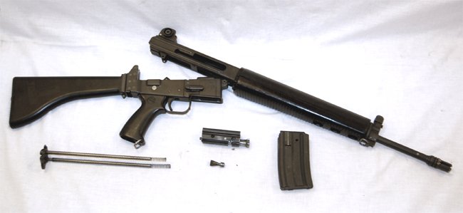 야전분해된 AR-18 소총의 모습. <출처: Public Domain>