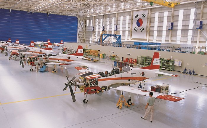 KT-1 조립라인 모습. 대한민국 공군용 KT-1 기본훈련기 형상이다. (출처: 한국항공우주산업)