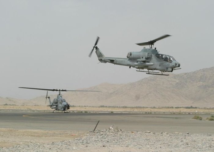 미 해병대만이 여전히 쌍발 버전의 코브라를 운용중이다. 사진은 2004년 아프가니스탄 칸다하르 항공기지에서 작전중인 미 해병대의 AH-1W 슈퍼코브라 편대이다. <출처: 미 국방부>