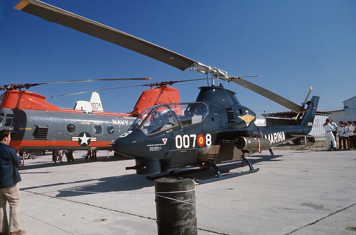 스페인 해군의 AH-1G 휴이 코브라. 1975년 스페인의 로타 미 해군기지에서 HH-46A 시나이트(Sea Knight)와 함께 촬영된 사진. (출처: Ph2 James Bishop / US Navy)