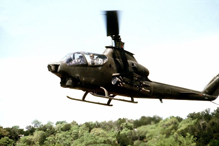 미 육군의 AH-1Q 코브라 헬리콥터. 1979년 미 전투준비태세 훈련인 브레이브 쉴드(Brave Shield) XIX 중 저공 비행 중인 모습이 촬영된 것이다. (출처: US Air Force)
