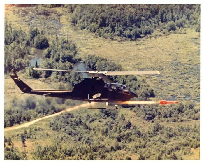 AH-1R의 헬파이어 발사장면 <출처: aircav.com>